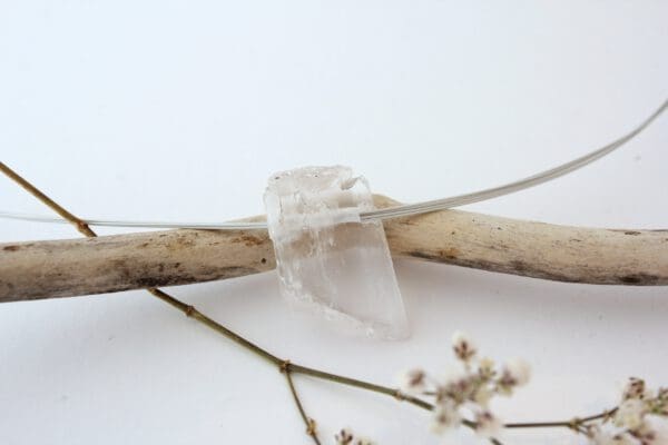 Kunzite brute en pendentif – Image 2