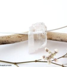 Kunzite brute en pendentif