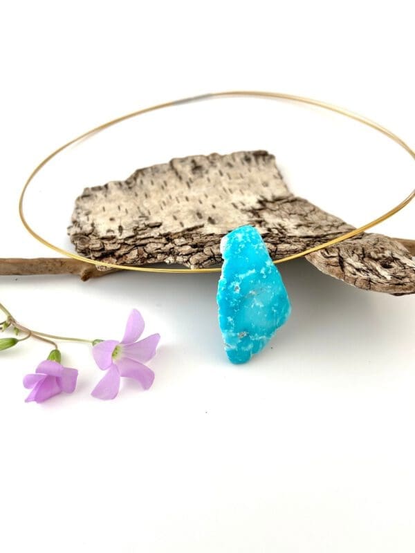 Belle turquoise naturelle en pendentif