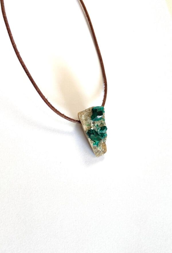 Pendentif en cristaux Dioptase brute – Image 5