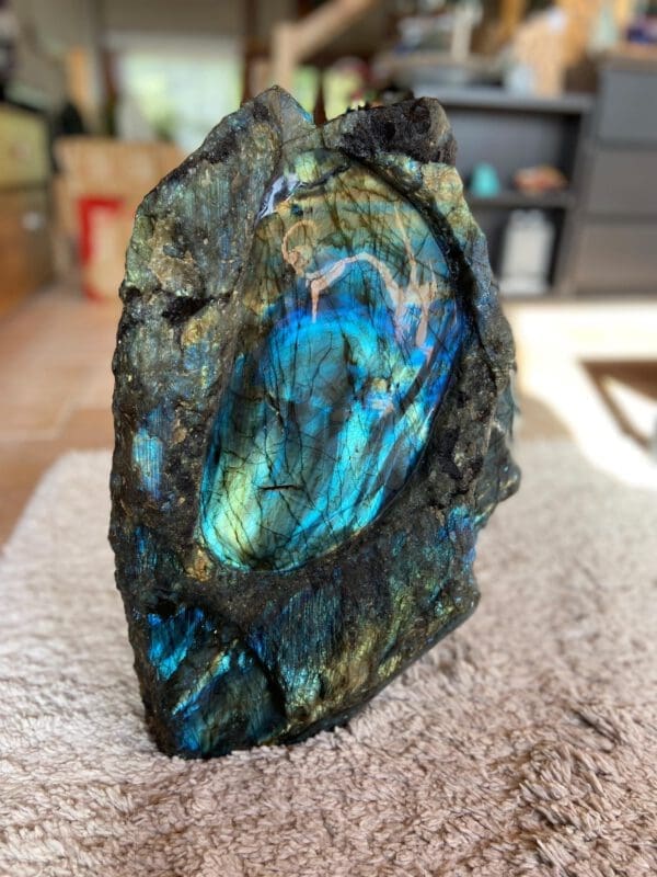Grosse Labradorite brute et polie incroyable ! 35 kg – Image 6