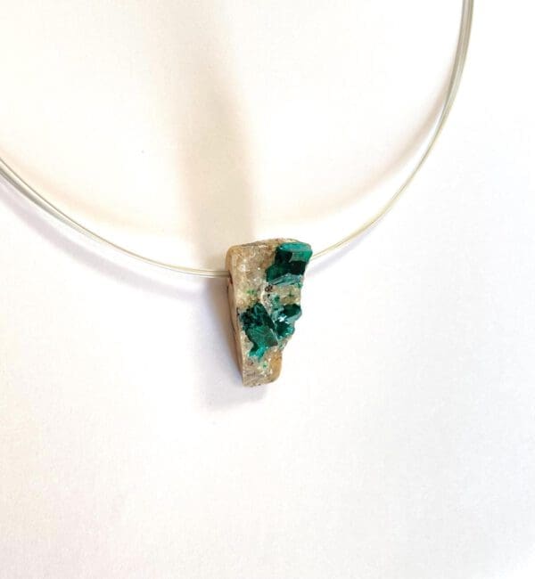Pendentif en cristaux Dioptase brute